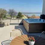 Milujto, Palava Apartament