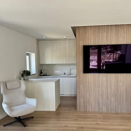 Milujto, Palava Apartment